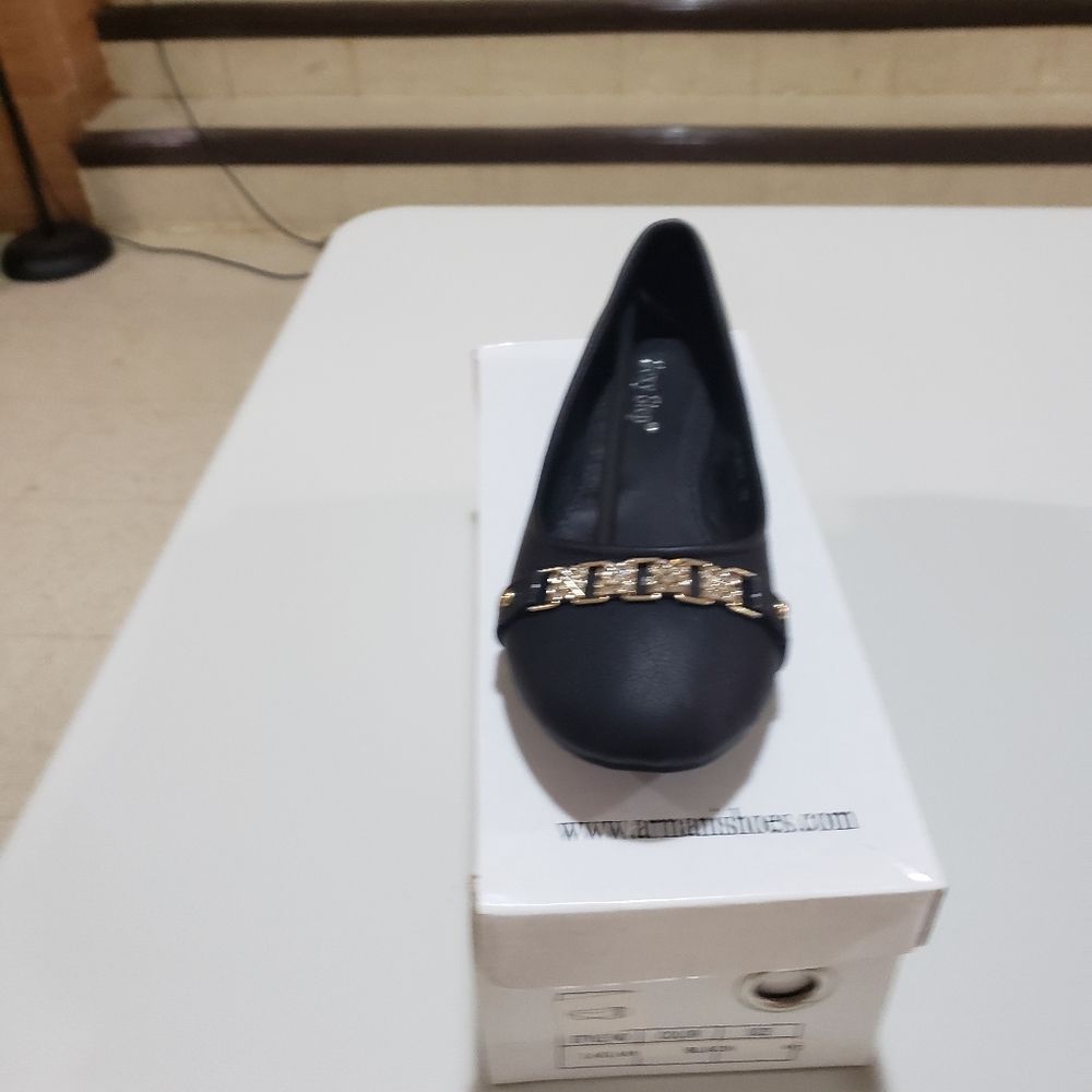 ๐ฆNWT Flats w/rhinestone embellishments - Picture 4 of 4